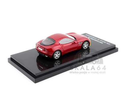 Model samochodu Alfa Romeo 8C Competizione 2008 Customized Rosso w/ Yellow Front Bumper Limited 400 PCS w skali 1:64 M69064 - tył