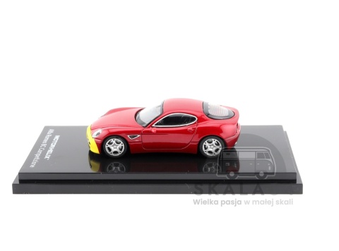 Model samochodu Alfa Romeo 8C Competizione 2008 Customized Rosso w/ Yellow Front Bumper Limited 400 PCS w skali 1:64 M69064 - bok