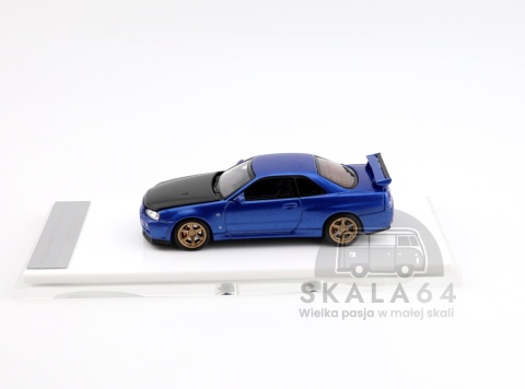 Model samochodu Nissan Skyline GT-R R34 V-Spec II Bayside Blue w/ Carbon Fiber Bonnect w skali 1:64 M63450 - bok