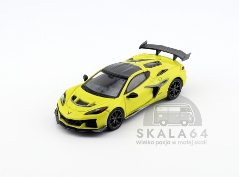Model samochodu Chevrolet Corvette C8 ZR1 Accelerate Yellow w skali 1:64 - przód