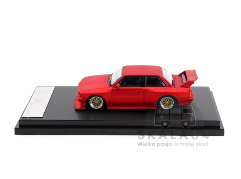 Model samochodu BMW 3 E30 DieCast Con Barcelona Limited Edition 899 PCS Matte Red w skali 1:64 - bok