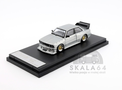 Model samochodu BMW 3 E30 ICONS ALICANTE Limited Edition 499 PCS ZAMAC w skali 1:64 - przód