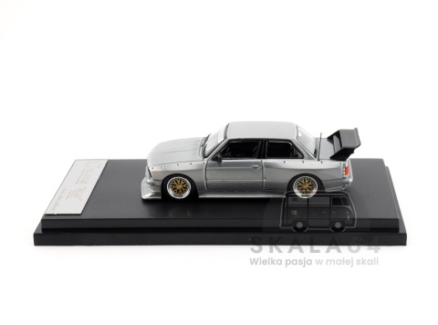 Model samochodu BMW 3 E30 ICONS ALICANTE Limited Edition 499 PCS ZAMAC w skali 1:64 - bok