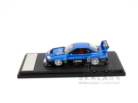 Model samochodu Nissan Skyline R34 LBWK-ER34 Liberty Walk Blue Chrome w skali 1:64 - bok