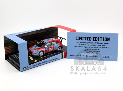 Model samochodu Hyundai i30 N TCR WTCR 2018 Champion Gabriele Tarquini w skali 1:64 - certyfikat