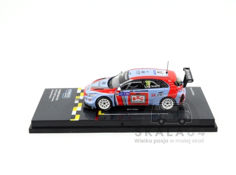 Model samochodu Hyundai i30 N TCR WTCR 2018 Champion Gabriele Tarquini w skali 1:64 - bok
