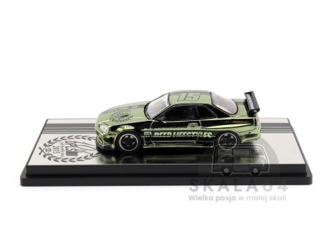 Model samochodu Nissan Skyline GT-R R34 Chrome Green DPLS 10th Anniversary Special Edition w skali 1:64 - bok