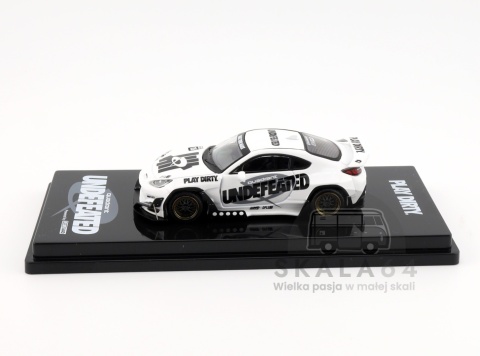 Model samochodu Toyota GR86 Play Dirty UNDEFATED x QUADRANT w skali 1:64 - bok