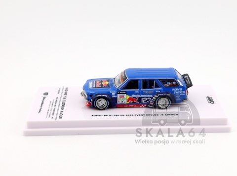 Model samochodu Mazda RX3 Station Wagon MAD MIKE Tokyo Auto Salon 2025 Event Exclusive Edition w skali 1:64 - bok