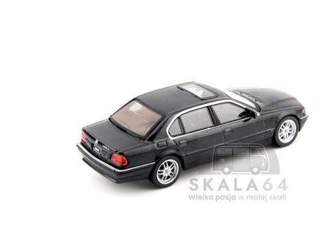 Model samochodu 750iL E38 Black Sapphire LHD w skali 1:64 - tył