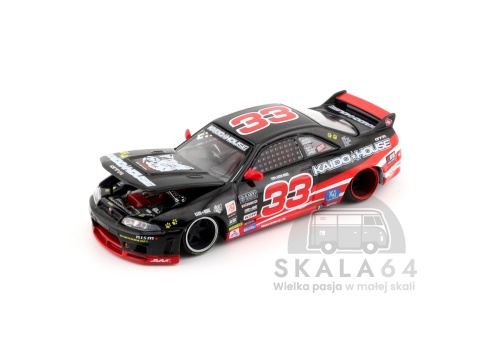 Model samochodu Nissan Skyline GT-R R33 Black Kaido Cat Black Red w skali 1:64 - maska