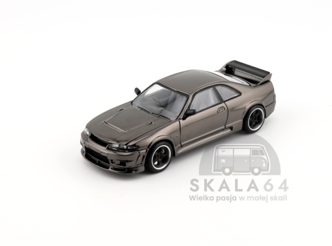 Model samochodu Nissan Skyline GT-R R33 NISMO 400R Dark Chrome Series w skali 1:64 - przód