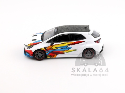 Model samochodu Toyota GR Corolla Widebody JONSIBAL Designworks White w skali 1:64 - bok
