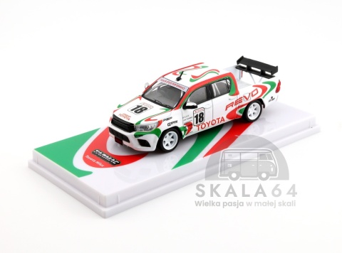 Model samochodu Toyota Hilux White w skali 1:64 - przód