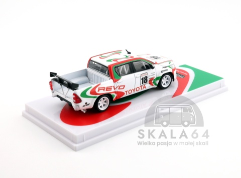 Model samochodu Toyota Hilux White w skali 1:64 - tył